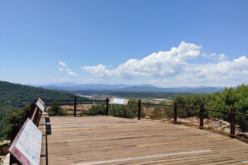Vista cap a la plana de Girona des del mirador | © Ajuntament Vista cap a la plana de Girona des del mirador | © Ajuntament